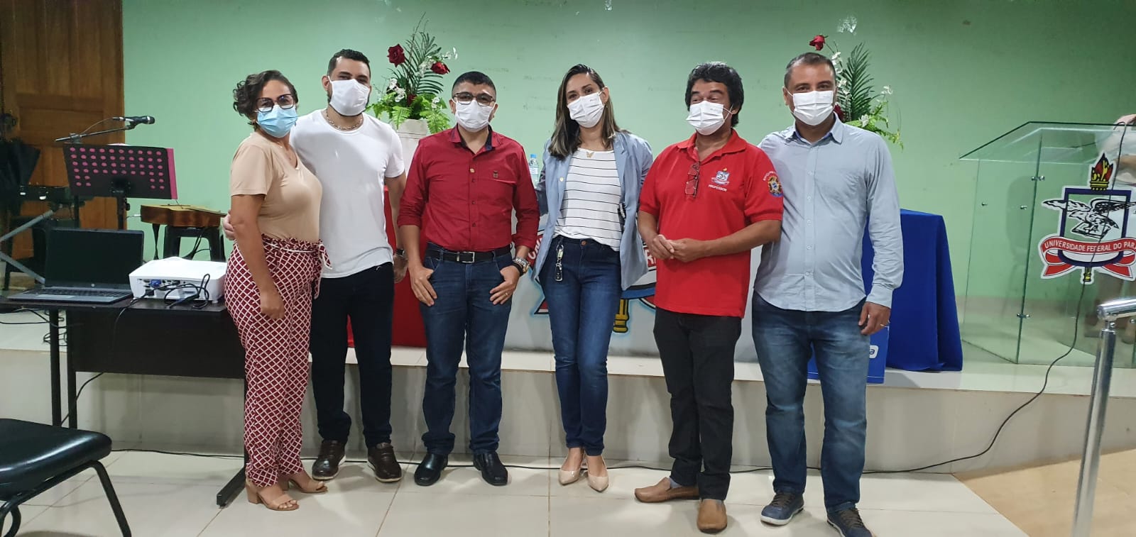 Diretor da faculdade acompanhado de professores e técnico da faculdade