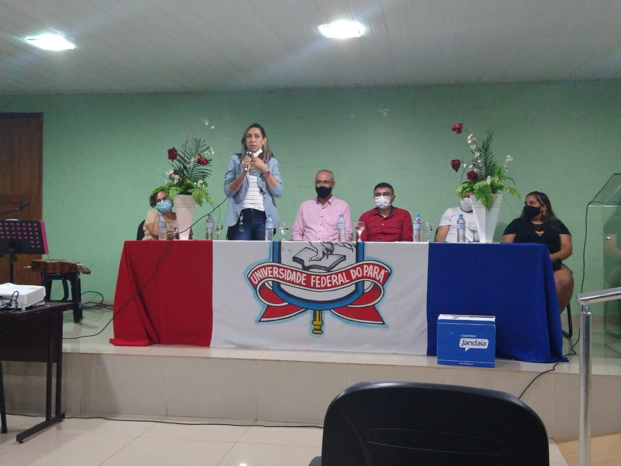 Vice-diretora Roseane falando ao microfone