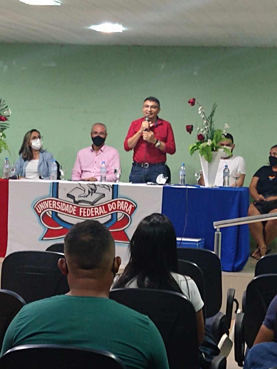 Diretor Raimundo falando ao microfone para a plateia