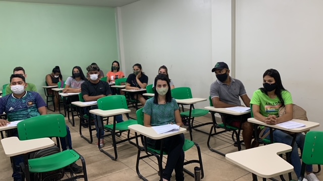 Calouros em sala de aula.