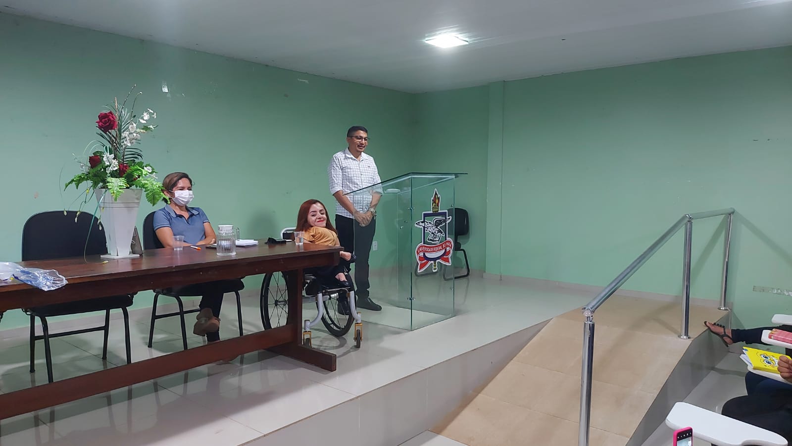 Pessoas na mesa 