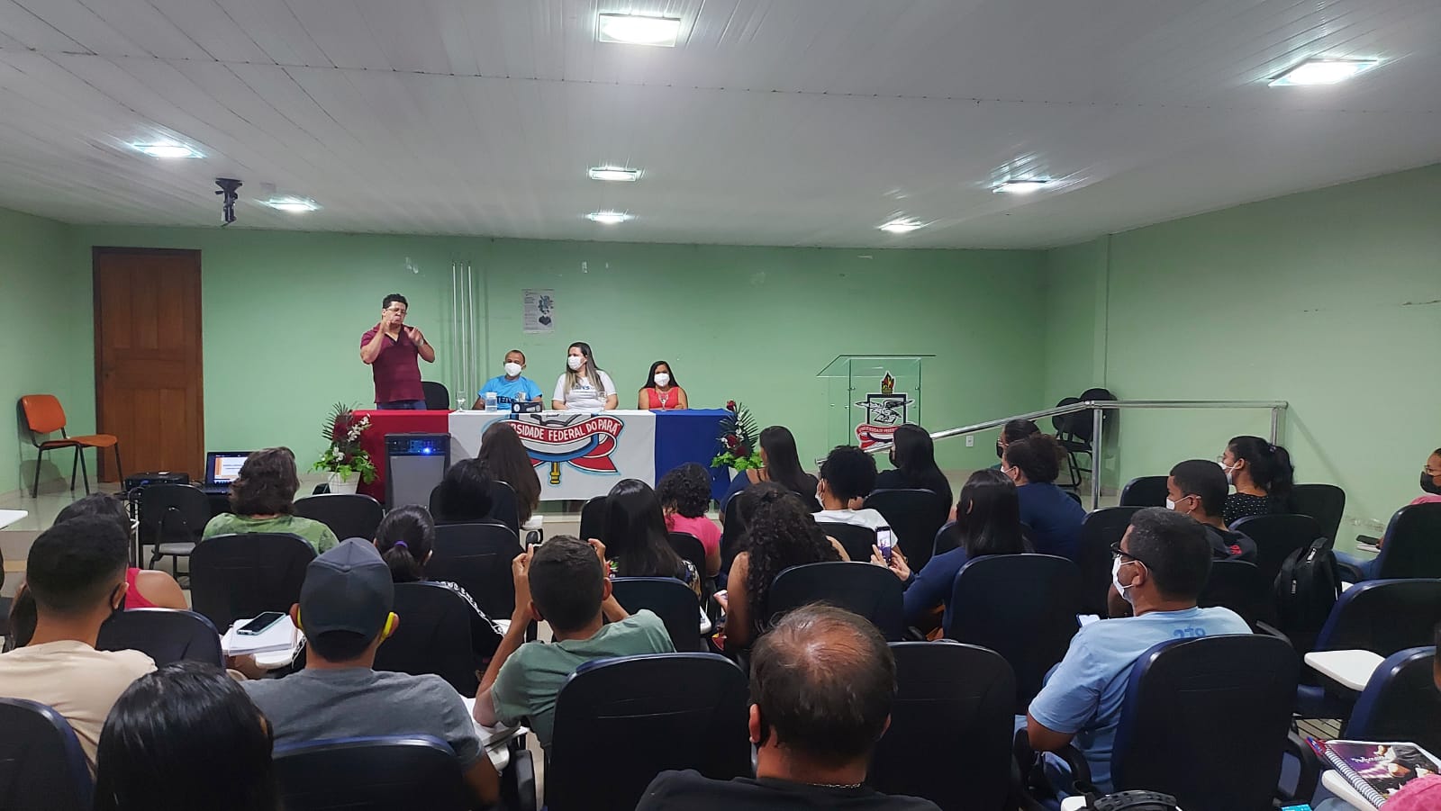 professor falando ao público do auditório