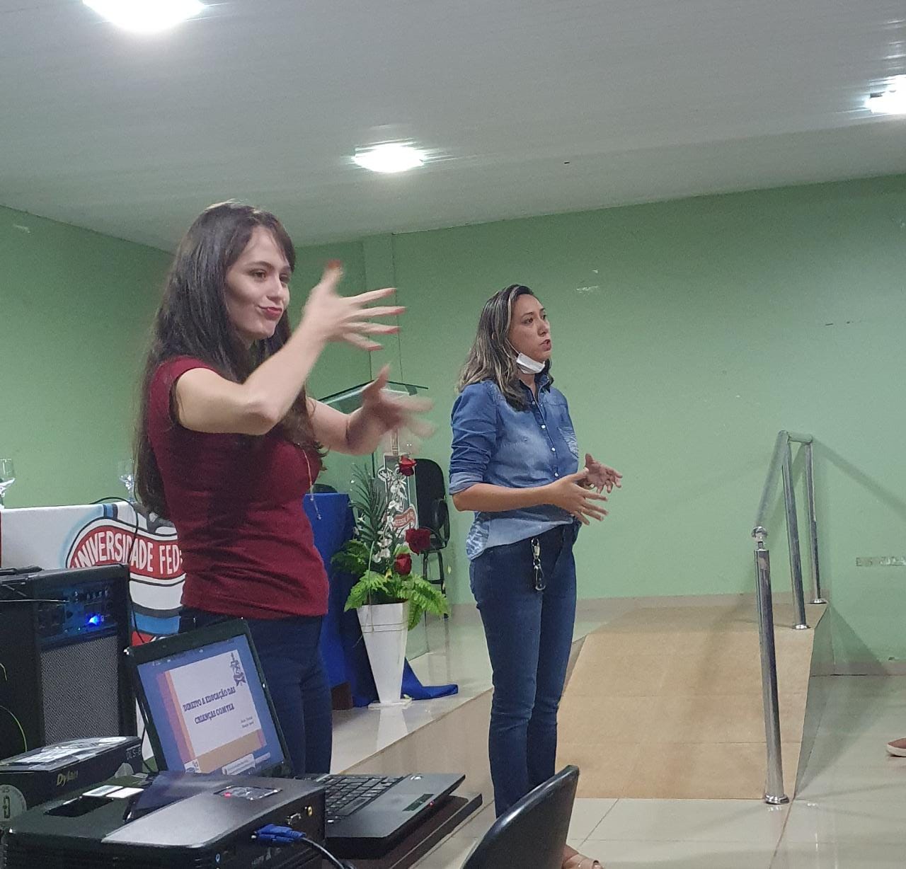 Professora Roseane e a interprete de LIbras